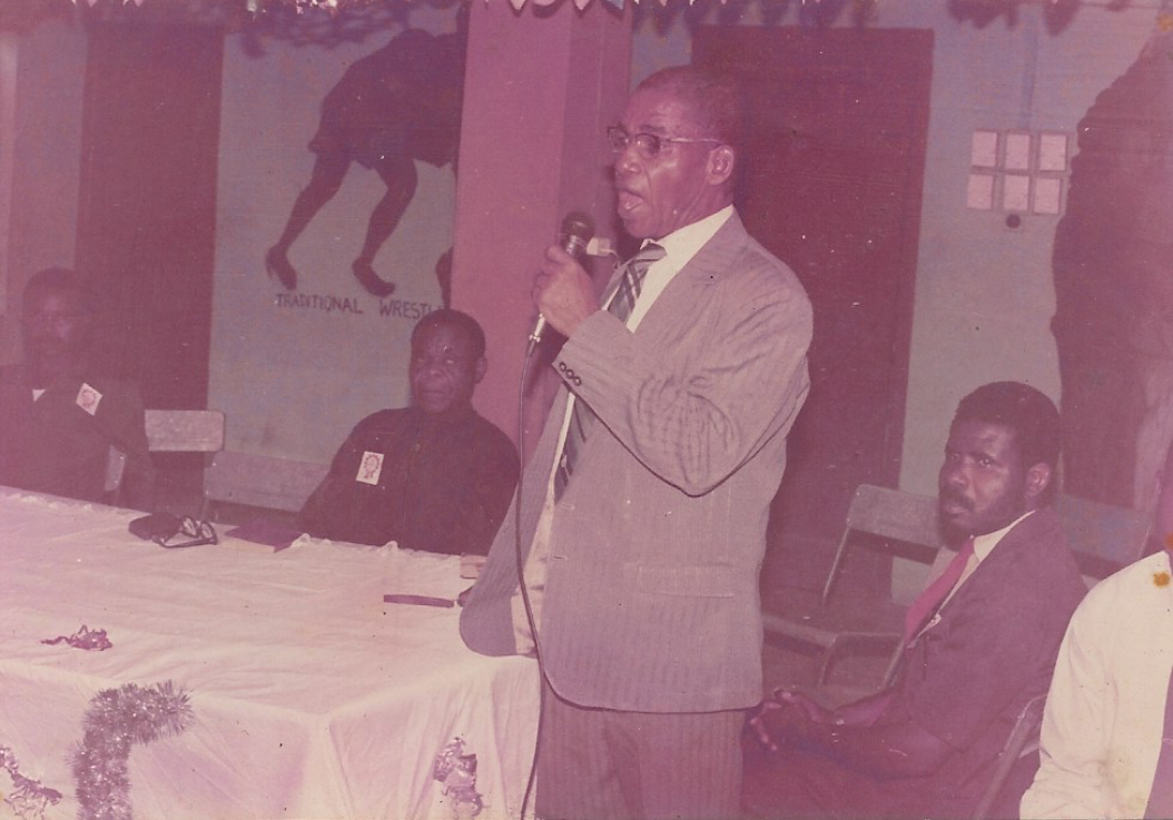 Evangelist Chukwu Ogwuru preaching.